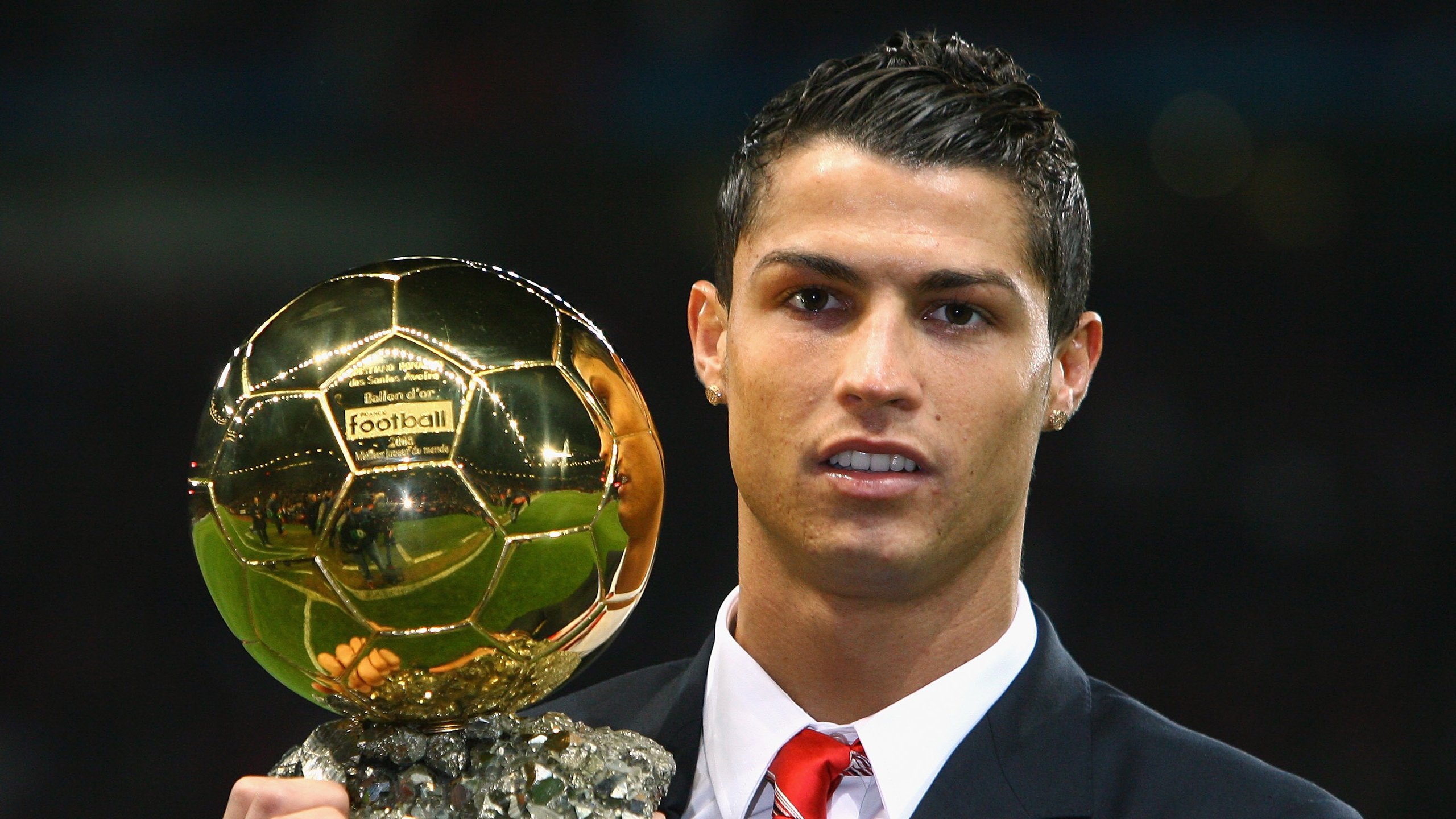 世界风筝滑水大赛 强风条件下多名选手完成高难度空翻